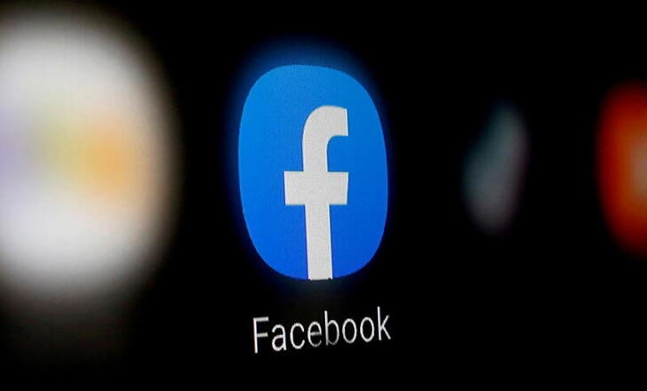 El logotipo de Facebook en la pantalla de un teléfono móvil (REUTERS/Dado Ruvic/Archivo)