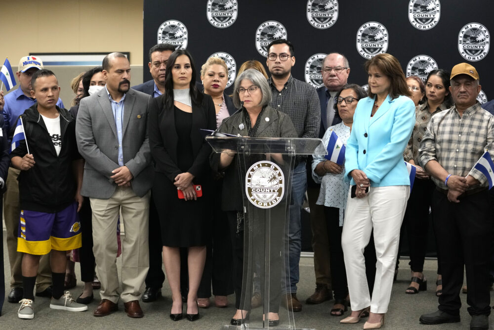 La alcaldesa de Miami-Dade, Daniella Levine Cava, al centro, ofrece una rueda de prensa junto a funcionarios y opositores nicaragüenses recientemente liberados, el miércoles 15 de febrero de 2023 en Miami. (AP Foto/Lynne Sladky)