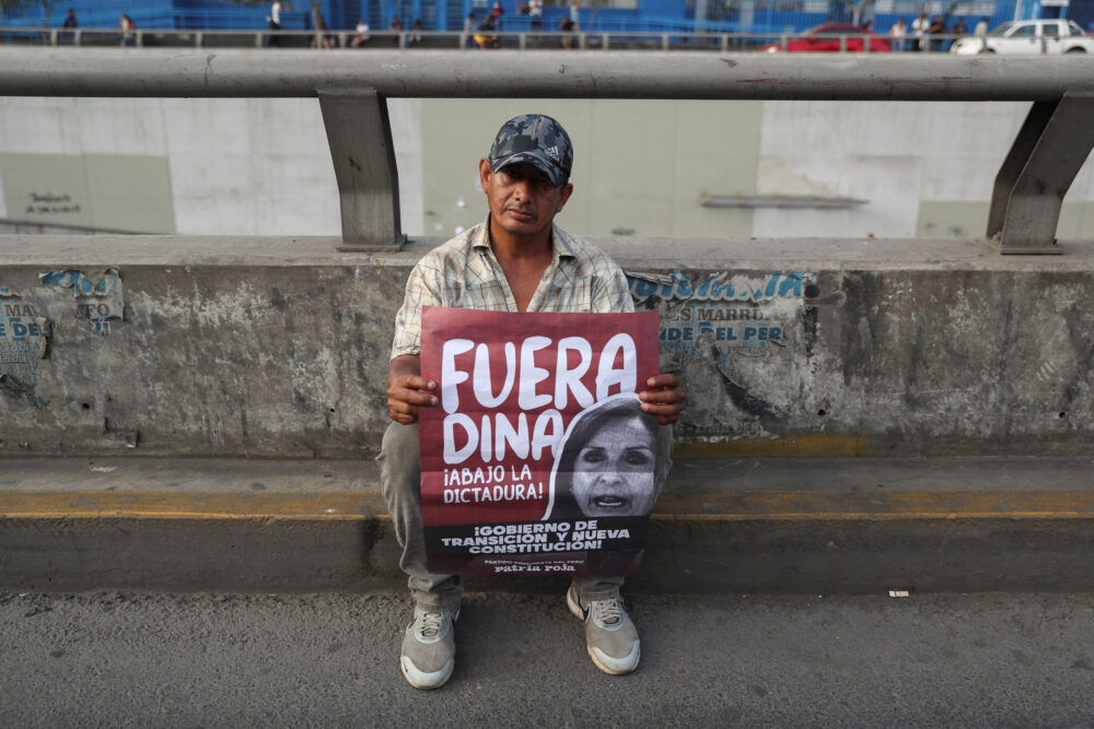 Un hombre pide la renuncia de Boluarte (REUTERS/Sebastian Castaneda)
