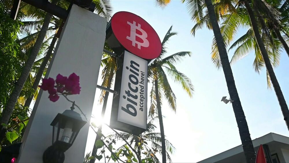 La prolongada caída del valor del bitcoin hizo que los usuarios se vieran menos entusiasmados que al inicio, aunque igual confían en que se recupere. (AFP)
