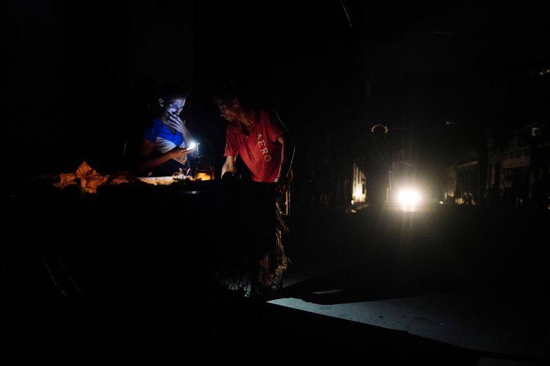 La situación de la red cubana es precaria y se reflejó el año pasado en apagones diarios que alcanzaron hasta las 12 horas  (REUTERS/Alexandre Meneghini/Foto de Archivo)