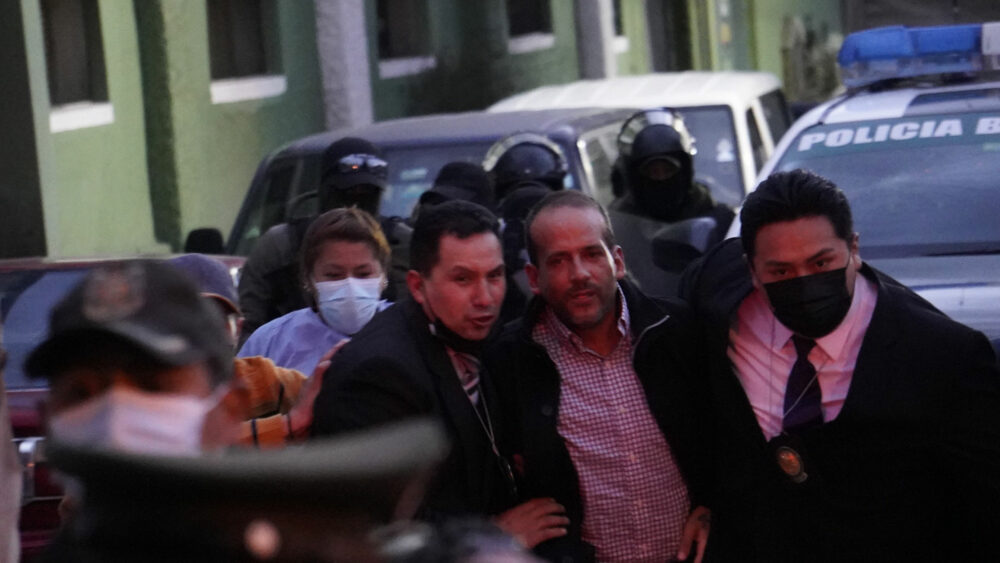 Los abogados y colaboradores de Camacho han manifestado que el hecho de que se encuentre detenido no impide que pueda realizar las labores administrativas del Gobierno Departamental de Santa Cruz. (EFE)