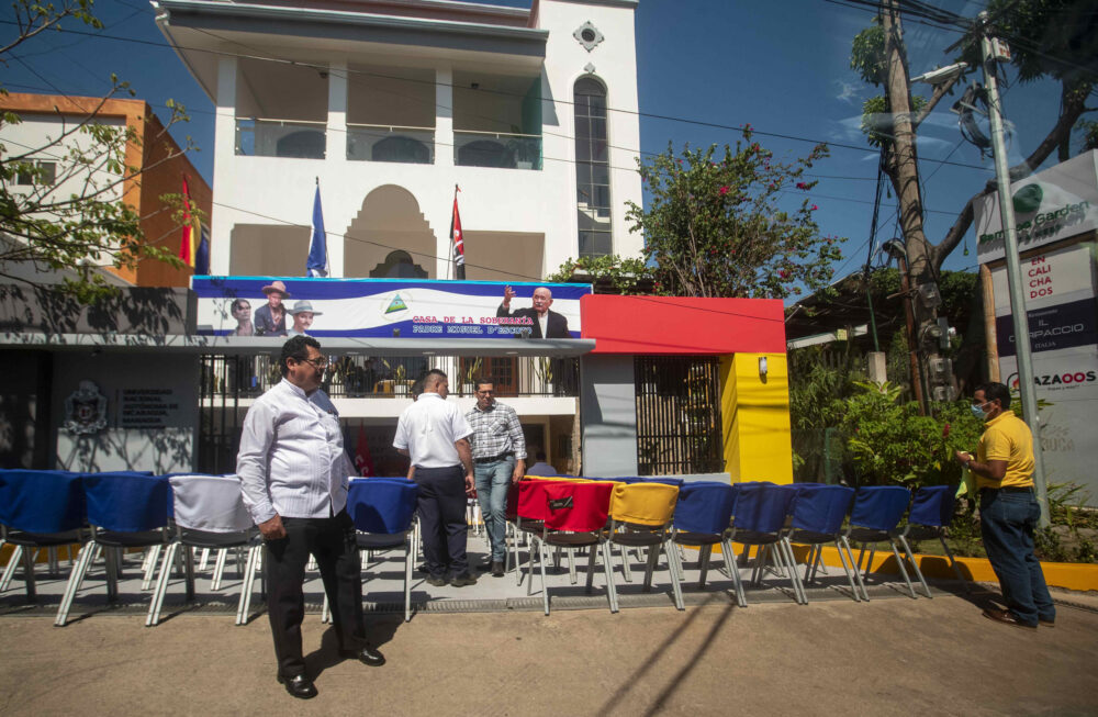 Personas llegan para la inauguración del centro de estudios "Casa de la Soberanía Padre Miguel D