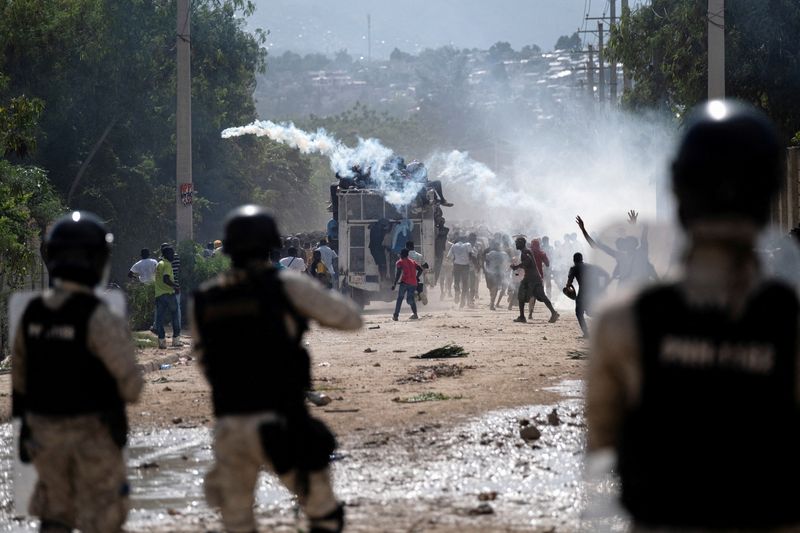 FOTO DE ARCHIVO-Agentes de la Policía Nacional de Haití despliegan gases lacrimógenos durante una protesta  (REUTERS/Ricardo Arduengo)