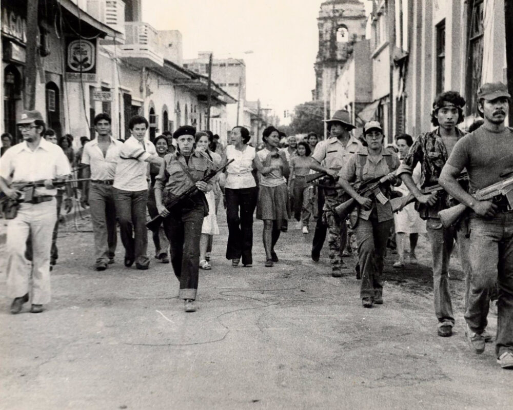 Dora María Téllez, al centro, en las calles del León controlado por la guerrilla en junio de 1979.