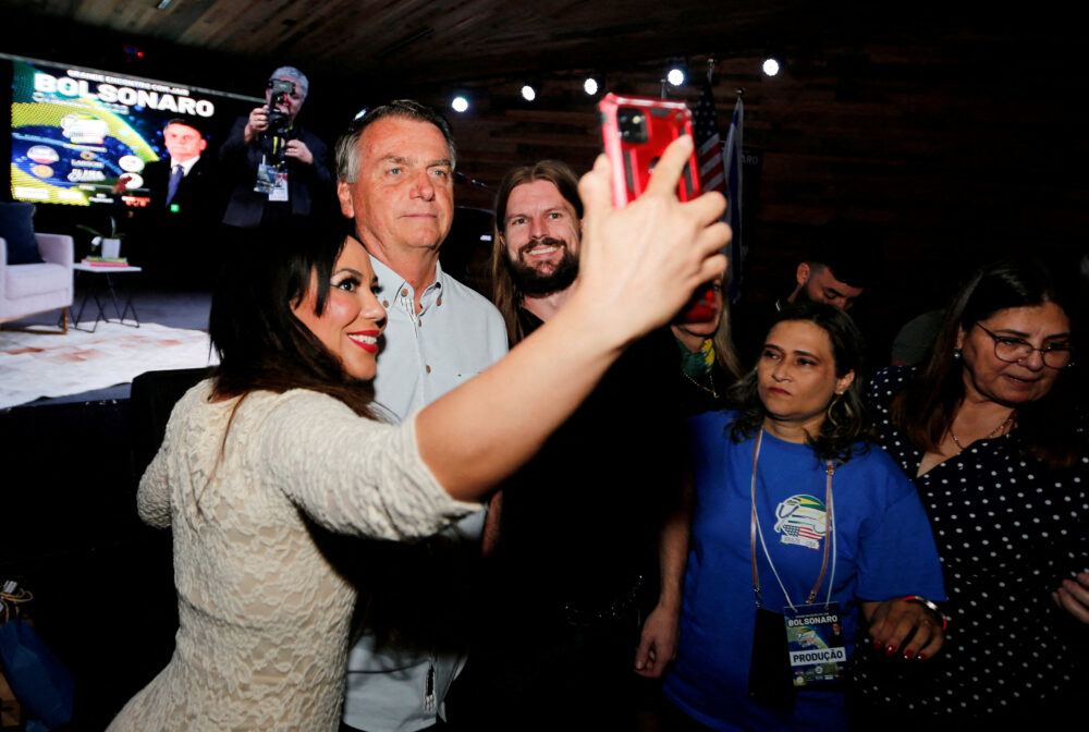 En un evento organizado en Florida por el grupo Yes Brazil USA en el que acudieron simpatizantes del ex mandatario, Bolsonaro puso la mira en las elecciones de municipales de 2024, las cuales calificó de “muy importante”. (REUTERS)