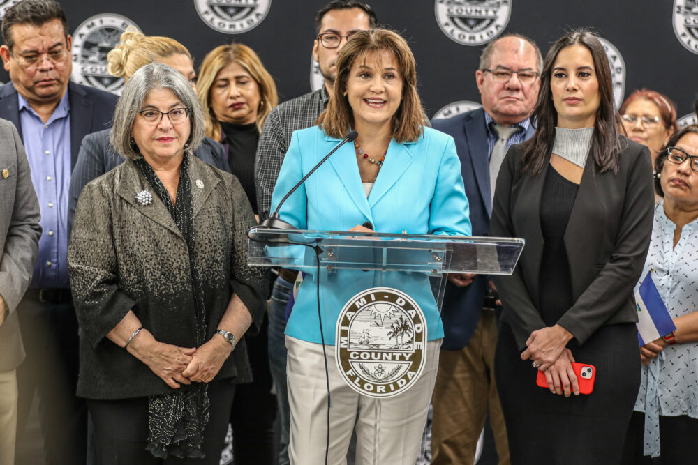 La ex senadora estatal Annette Taddeo habla durante una rueda de prensa junto a expresos políticos nicaragüenses, hoy en Miami, Florida (EE. UU). EFE/Giorgio Viera