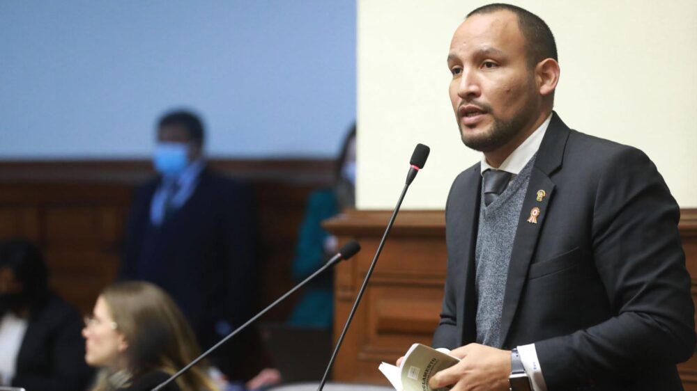 Muñante, además, es el tercer Vicepresidente de la Mesa Directiva del Congreso de Perú.