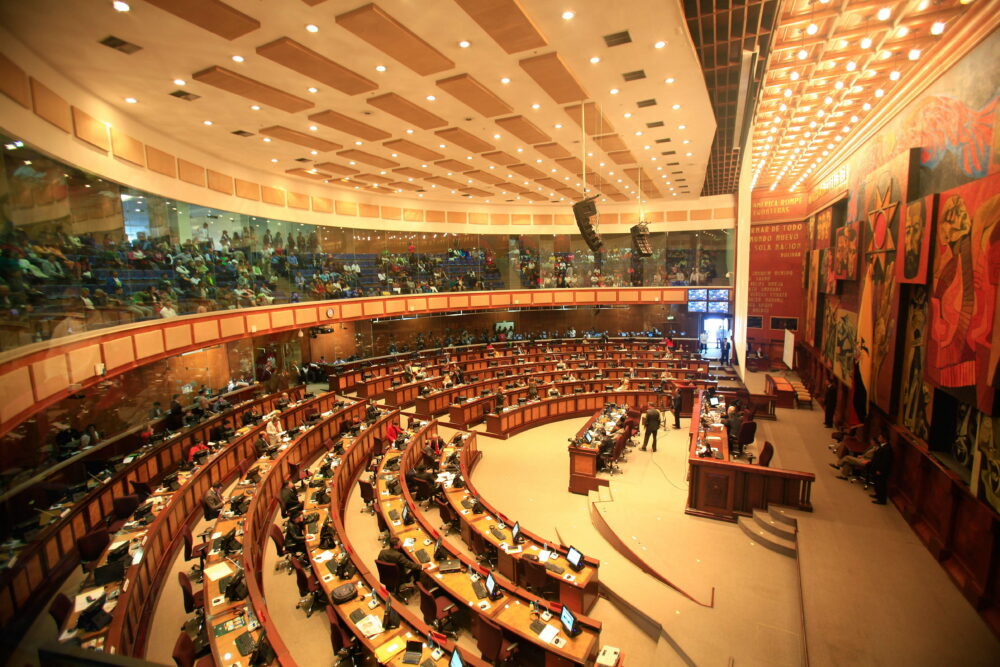 La pregunta sobre reducir legisladores en el congreso también perdió en el referéndum pese a la poca aceptación a la gestión de los diputados (EFE/José Jácome)
