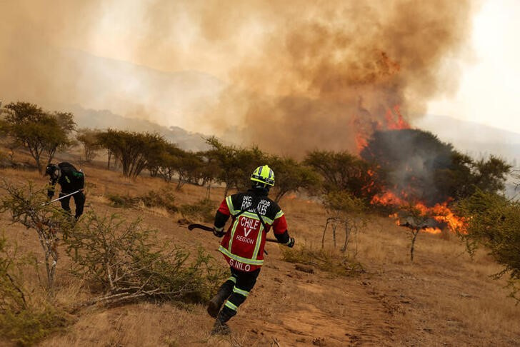 IMAGEN DE ARCHIVO. Bomberos intentan extinguir un incendio forestal en Ninhue, Chile, 11 de febrero de 2023. REUTERS/Iván Alvarado