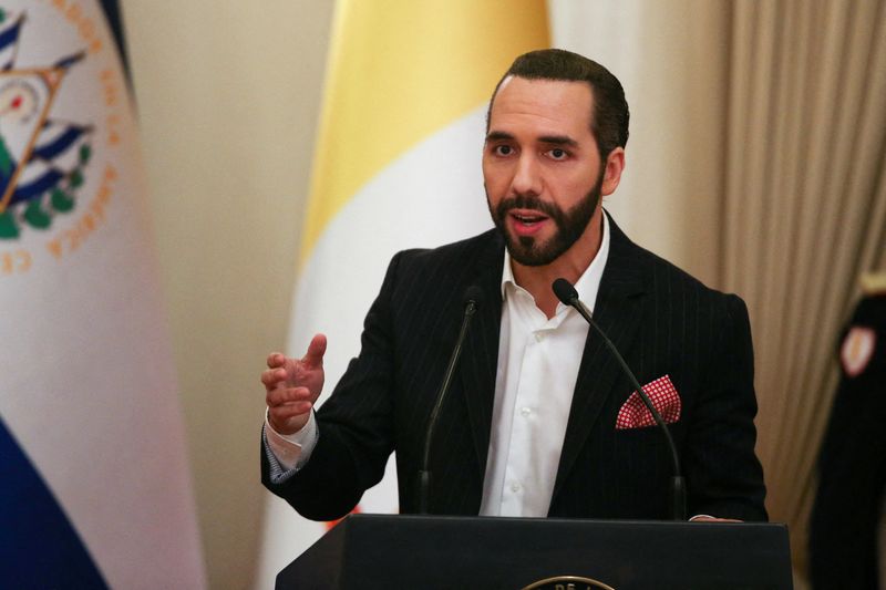 Nayib Bukele celebra el arresto de 62.975 las personas sospechadas de tener vínculos con las maras (REUTERS)