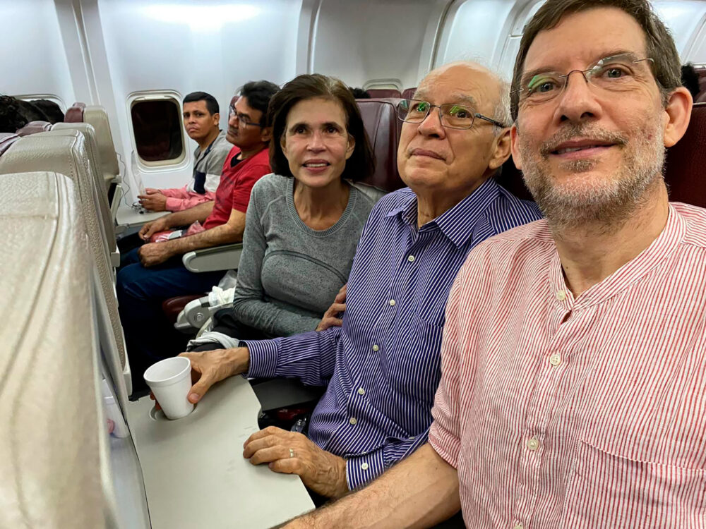 Tres presos políticos de la familia Chamorro cuando viajaban en el avión rumbo al destierro. Cristiana Chamorro Barrios, Pedro Joaquín Chamorro Barrios, y Juan Lorenzo Holmann Chamorro. (Foto cortesía)