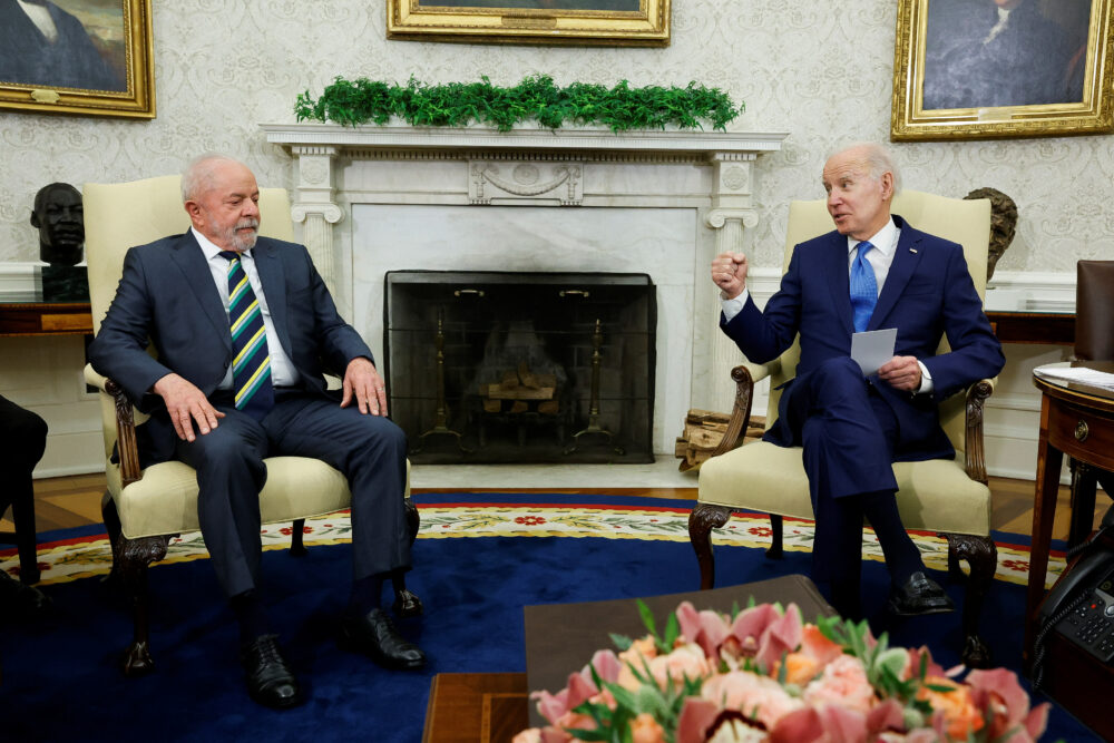 El presidente estadounidense, Joe Biden, y el presidente brasileño, Luiz Inacio Lula da Silva, se reúnen en el Despacho Oval de la Casa Blanca en Washington, Estados Unidos, el 10 de febrero de 2023. REUTERS/Jonathan Ernst