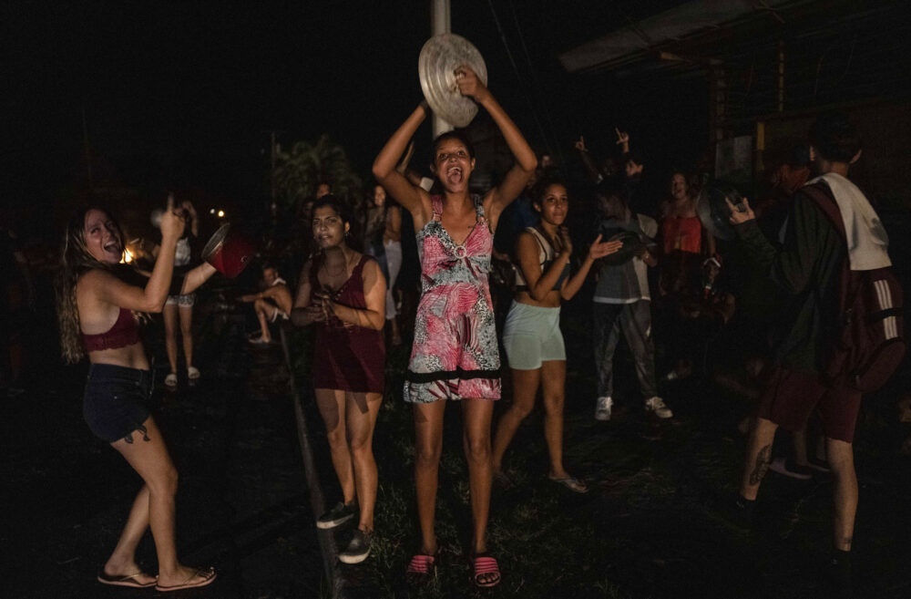 La gente salió a protestar ante los cortes diarios que, en algunos casos, se extendieron durante más de 10 horas (AP)