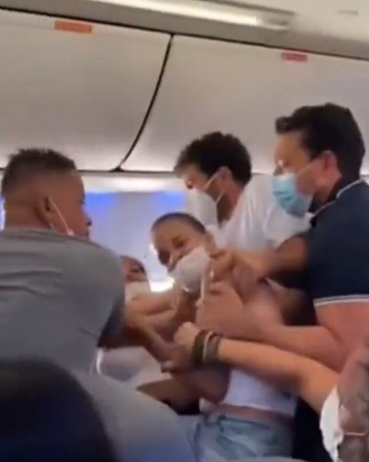 La pelea se originó luego de que una pasajera le negara el asiento a una madre