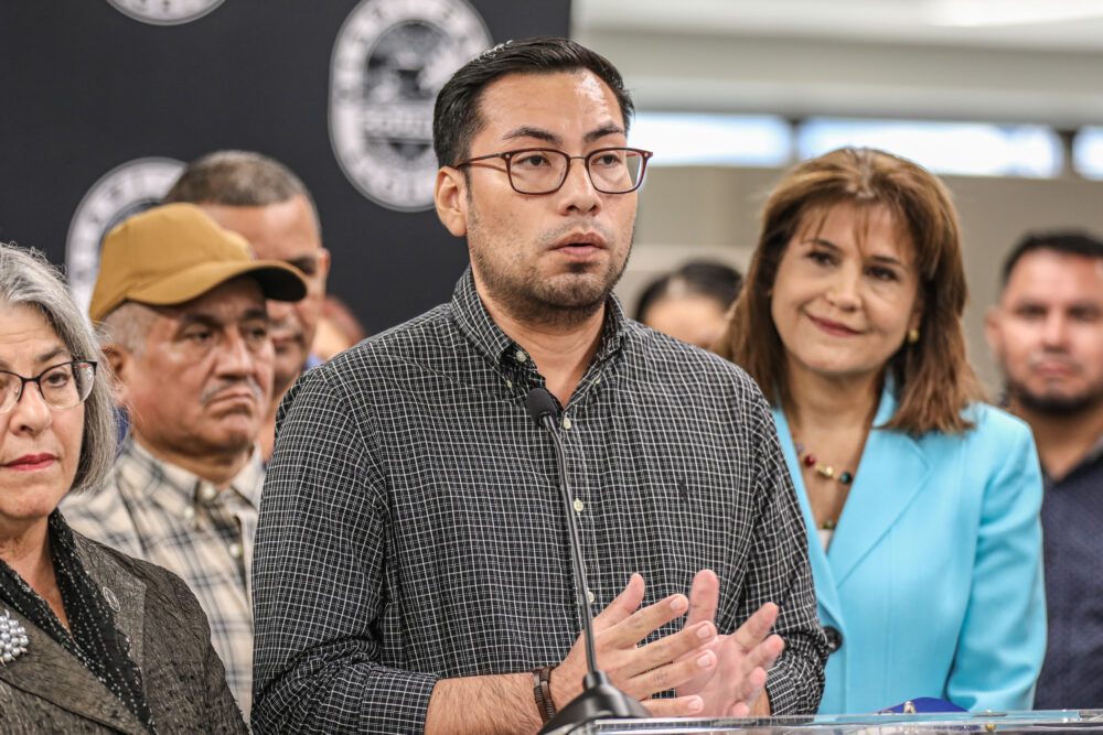 Yubrant Suazo, miembro del Consejo de la Alianza Cívica por la Justicia y la Democracia,  habla durante una rueda de prensa junto a expresos políticos nicaragüenses, hoy en Miami, Florida (EE. UU). EFE/Giorgio Viera
