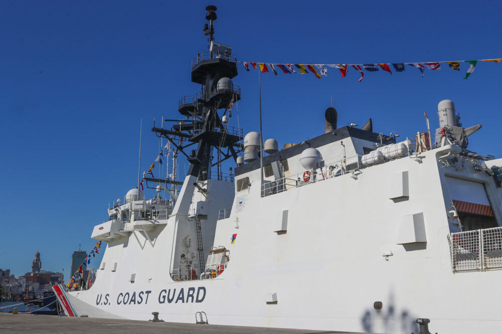 Fotografía del buque Cutter Stone de la Guardia Costera de Estados Unidos, hoy, en el Puerto de Montevideo (Uruguay). EFE/Alejandro Prieto
