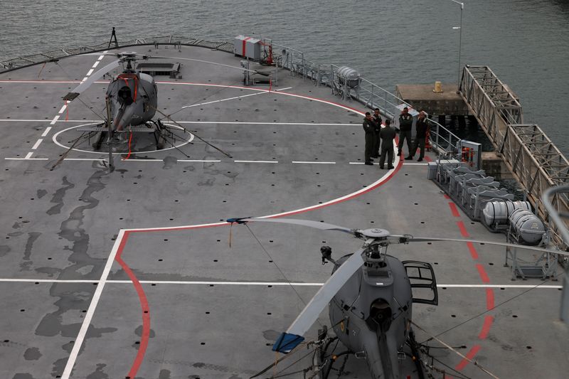 Un portaaviones de la Marina que funciona como hospital está brindando asistencia en las zonas del desastre (REUTERS)