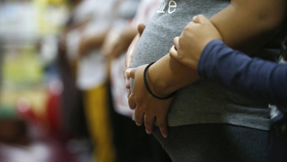 La directora de la oficina de inmigración de Buenos Aires, Florencia Carignano, aseguró que se inició una investigación judicial para acabar con lo que calificó como “un negocio lucrativo que promete pasaportes argentinos para los padres rusos”.