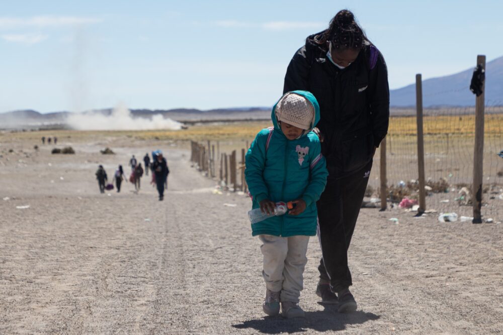 Una mujer venezolana entra con su hija al pueblo de Colchane, en la frontera entre Chile y Bolivia, ubicada a unos 1900 kilómetros al norte de Santiago (Chile). EFE/ Lucas Aguayo Araos