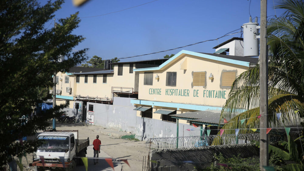 La entrada en el Centro Hospitalario Fontaine en el área de Cité Soleil de Puerto Príncipe. (AP Photo/Odelyn Joseph)

