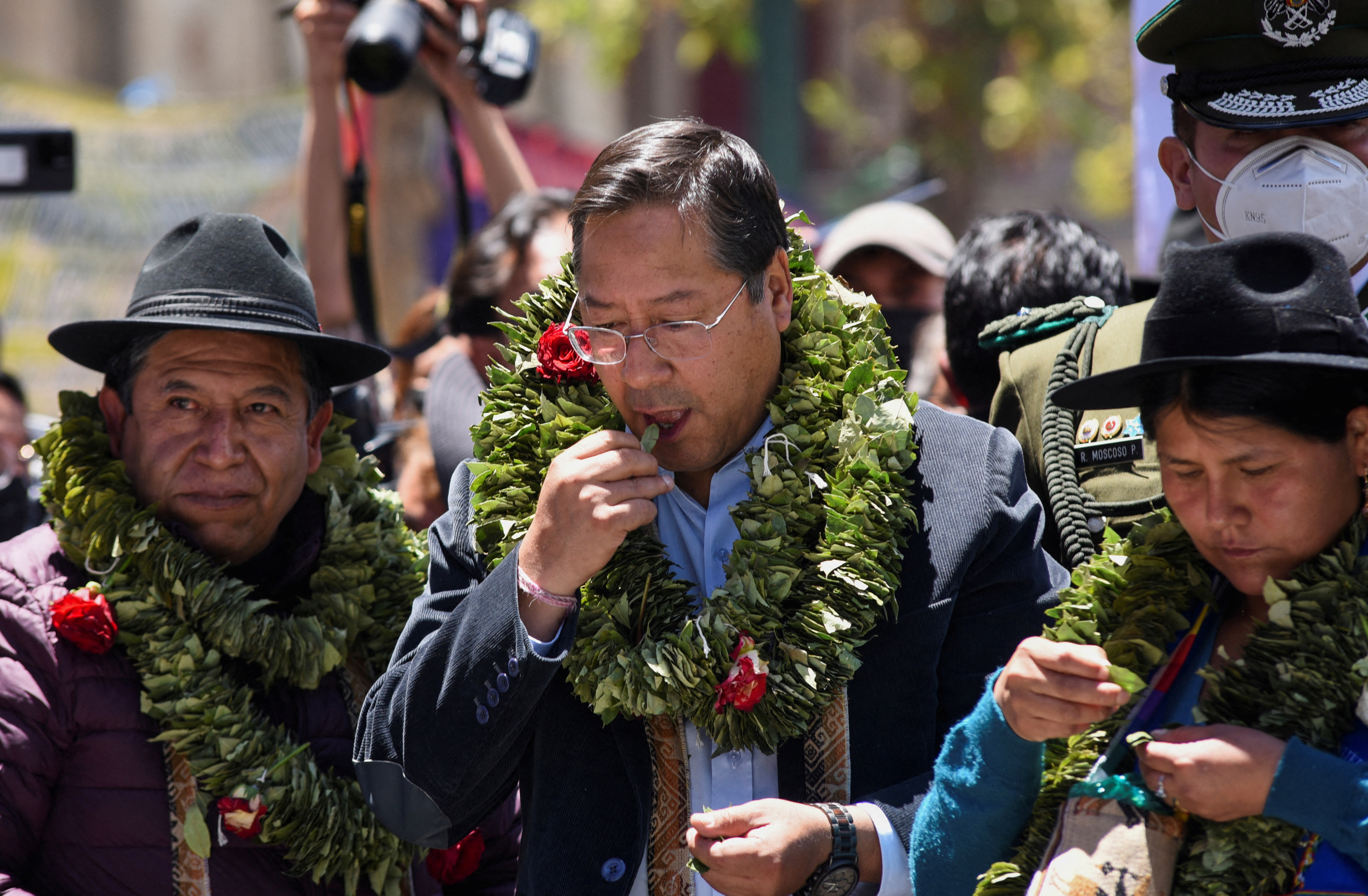 El vicepresidente boliviano David Choquehuanca y el presidente Luis Arce mastican hojas de coca en La Paz, Bolivia. REUTERS /Claudia Morales/Foto de archivo