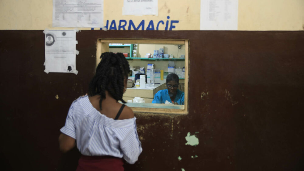 Una persona espera medicamentos en la farmacia dentro del Centro Hospitalario Fontaine. (AP Photo/Odelyn Joseph)


