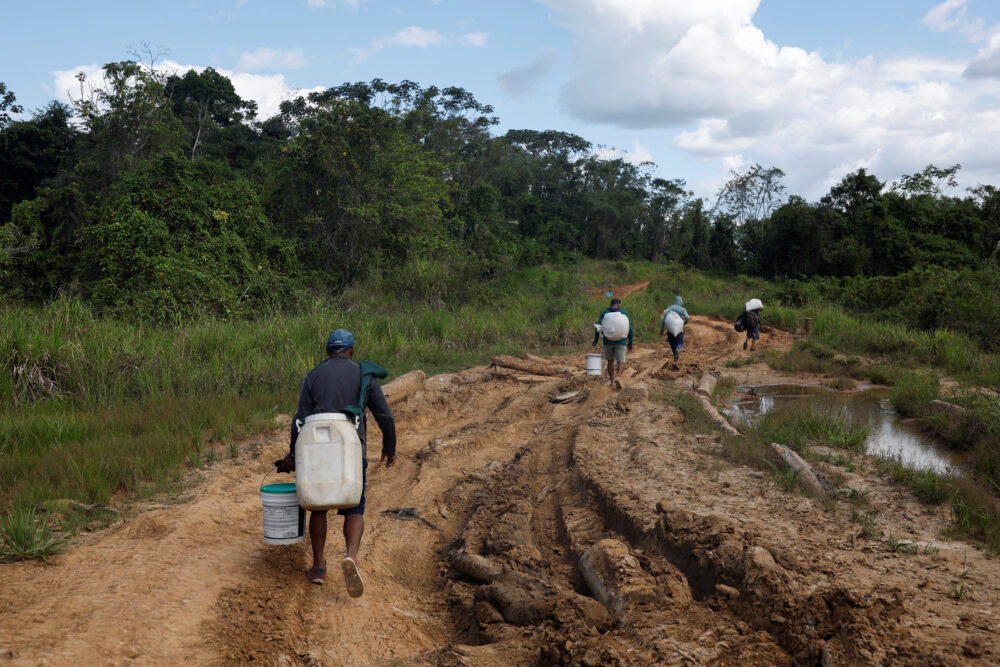 Unos 30.000 yanomamis viven en el territorio indígena más grande de Brasil, que abarca una zona aproximadamente del tamaño de Portugal y cubre partes de los estados de Roraima y Amazonas en el noroeste de la Amazonía brasileña. (REUTERS)