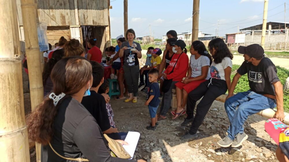 Los funcionarios de salud visitan barrios en Guayaquil, Durán y Samborondón para prevenir a los moradores sobre las medidas para evitar la transmisión del dengue.