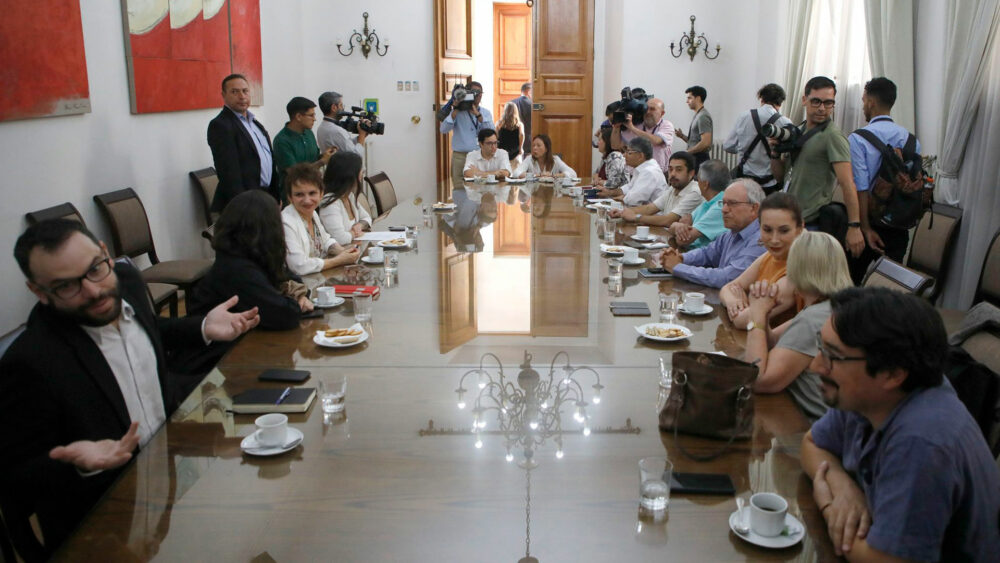 Parlamentarios chilenos, pertenecientes a las alianzas oficialistas, debatiendo sobre la