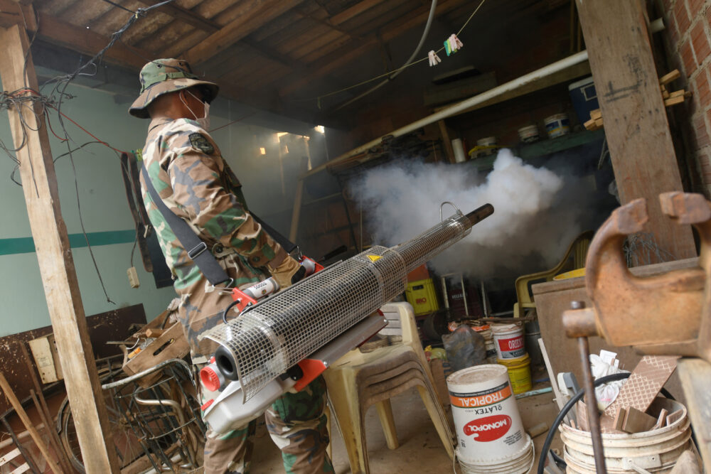 El dengue, transmitido por la picadura del mosquito aedes aegypti, causa fiebres altas, dolor de cabeza, vómitos y erupciones en la piel y puede ser mortal en su modalidad hemorrágica (REUTERS/Rodrigo Urzagasti)