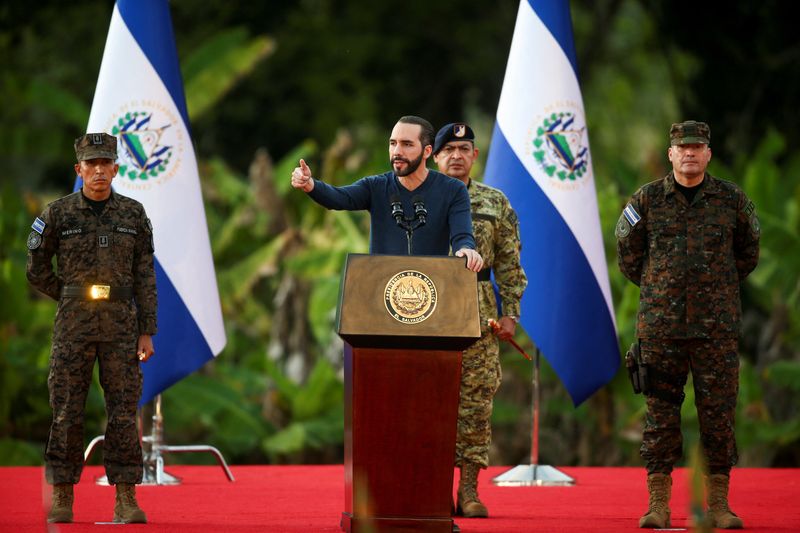 Luego de que la Policía salvadoreña registrara la muerte de cinco mujeres en cinco días, el presidente salvadoreño Nayib Bukele anunció en Twitter el diseño de una estrategia contra los femicidios. (REUTERS/José Cabezas)