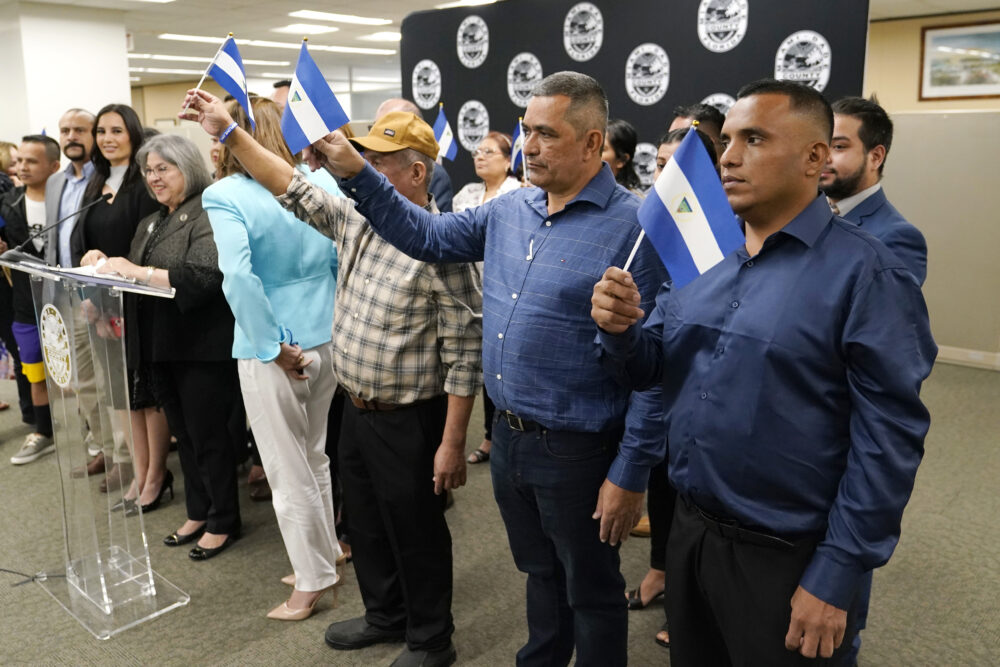 La medida incluye a los 222 expulsados y a otros 95 discidentes (AP)