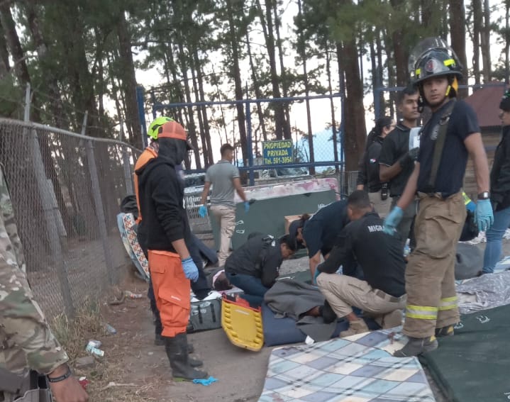 Equipos de rescate tratan de auiliar a las personas heridas tras el accidente de migrantes en Panamá