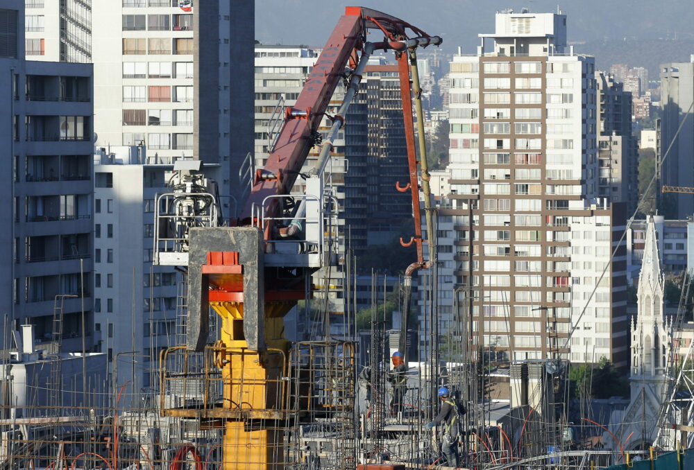 Vista de trabajadores en una construcción en el centro de Santiago (Chile). EFE/Felipe Trueba/Archivo
