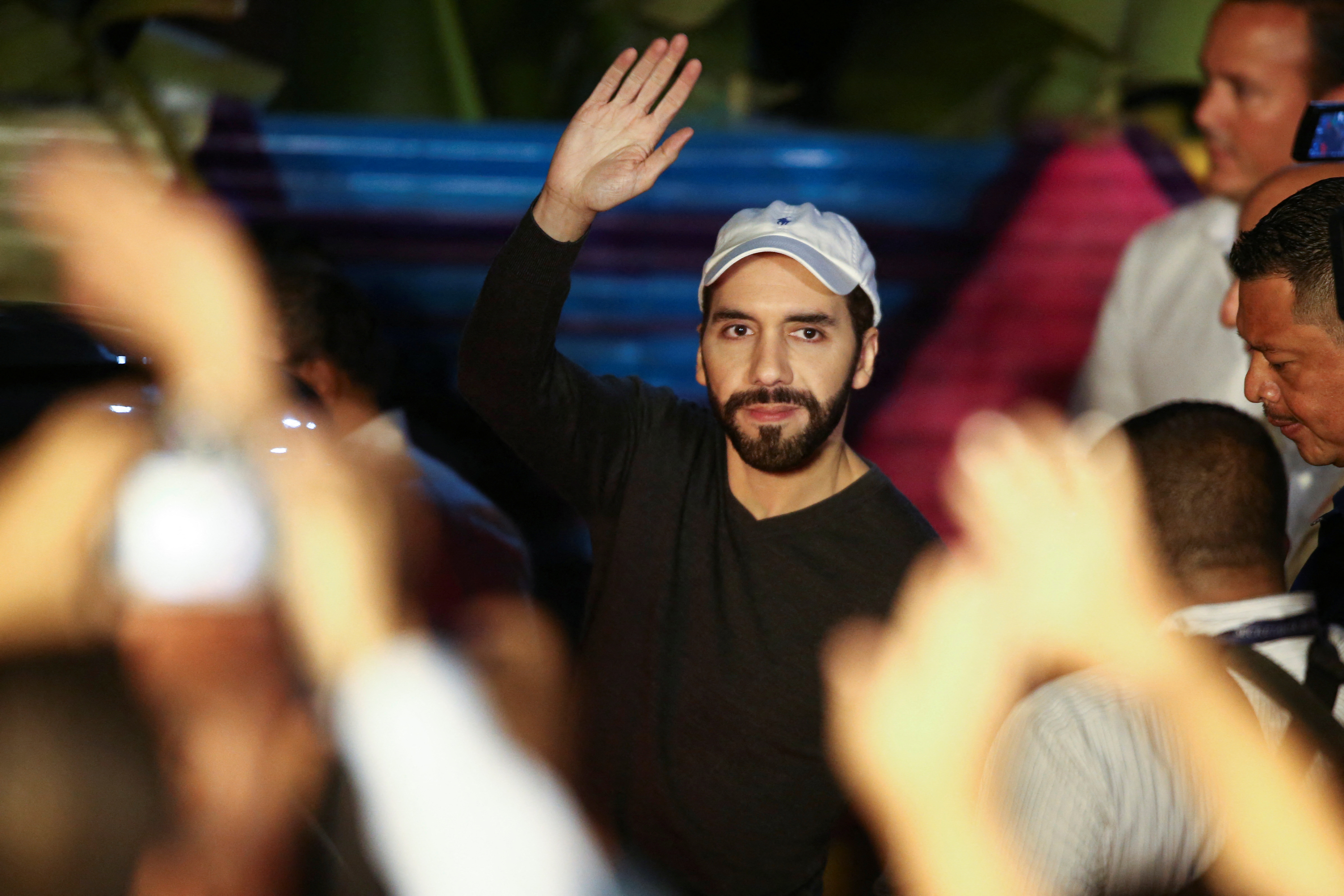 El presidente de El Salvador, Nayib Bukele, saluda al salir después de una ceremonia de inauguración de un centro comunitario juvenil, en Mejicanos (REUTERS/José cabezas)
