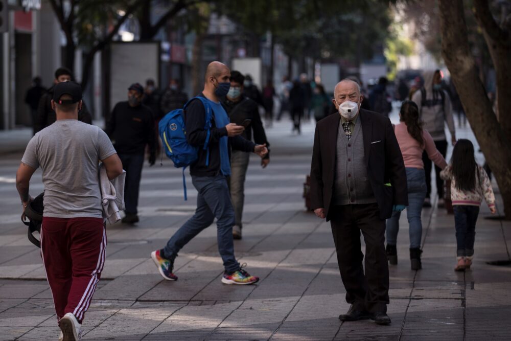 Según el sexo, la tasa de desocupación de las mujeres en Chile se situó en el 9,7 % y la de los hombres en el 9,3% , decreciendo 2 % y 3,3 %, respectivamente, en 12 meses. EFE/Alberto Valdés/Archivo
