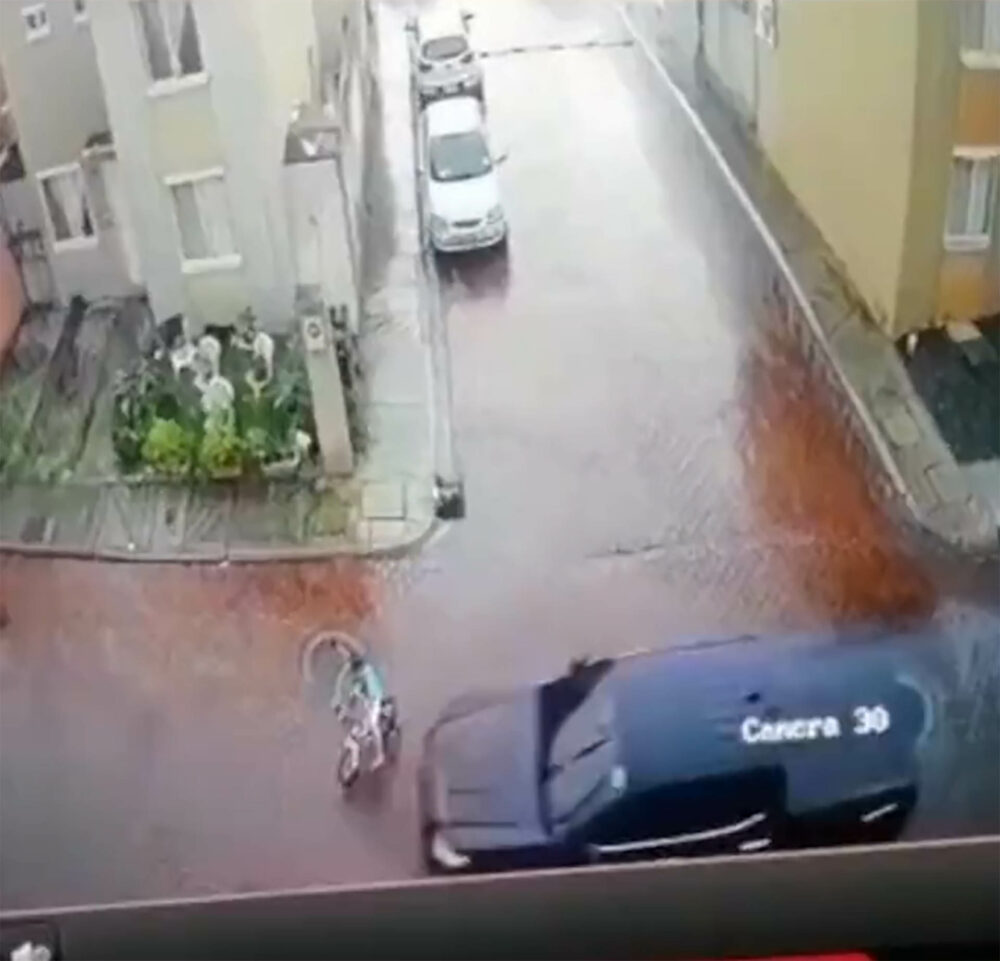 El niño paseaba en su bicicleta y al virar en una esquina se encontró con la camioneta que lo atropelló.