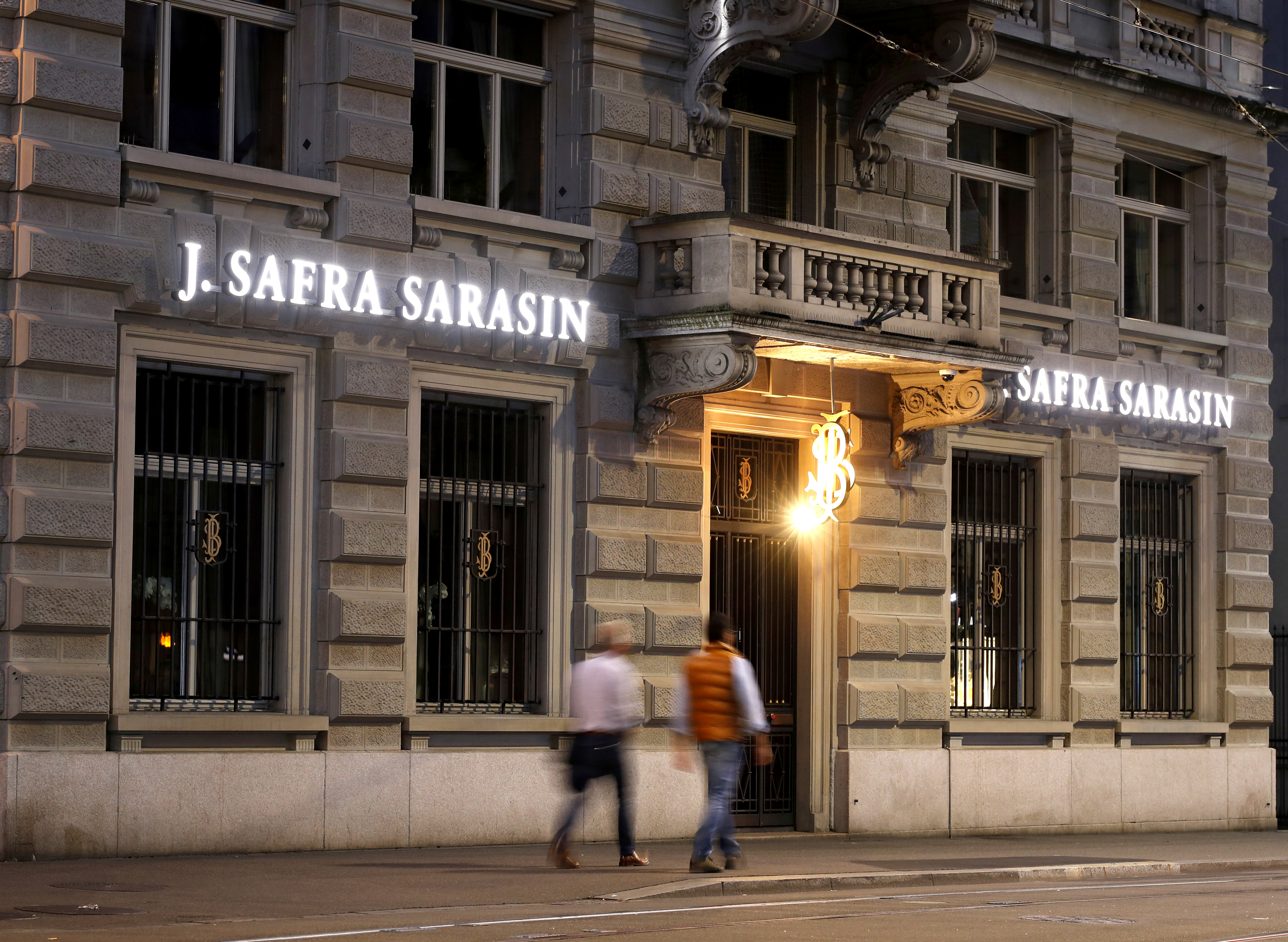 Personas caminando frente a una sucursal del banco privado suizo J. Safra Sarasin en Zúrich, Suiza 22 de junio de 2020. (REUTERS/Arnd Wiegmann)