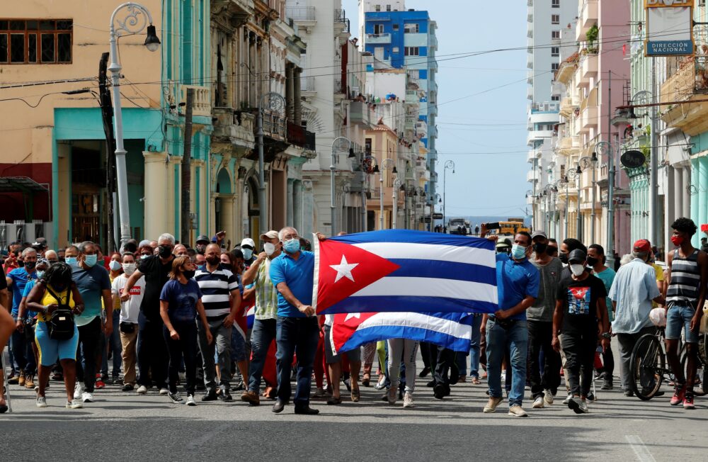 Fotografía de archivo fechada el 11 de julio de 2021. Un grupo de personas responden a manifestantes frente al capitolio de Cuba en La Habana, en una fotografía de archivo. EFE/Ernesto Mastrascusa/Archivo