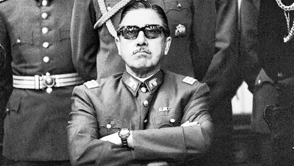 Augusto Pinochet, liderando la junta militar de Gobierno.
