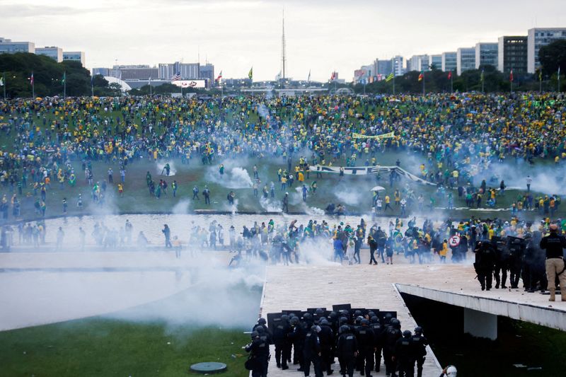 FOTO DE ARCHIVO. Partidarios del expresidente brasileño Jair Bolsonaro se manifiestan contra el presidente Luiz Inácio Lula da Silva mientras las fuerzas de seguridad operan frente al Congreso Nacional de Brasil en Brasilia, Brasil, el 8 de enero de 2023. REUTERS/Adriano Machado