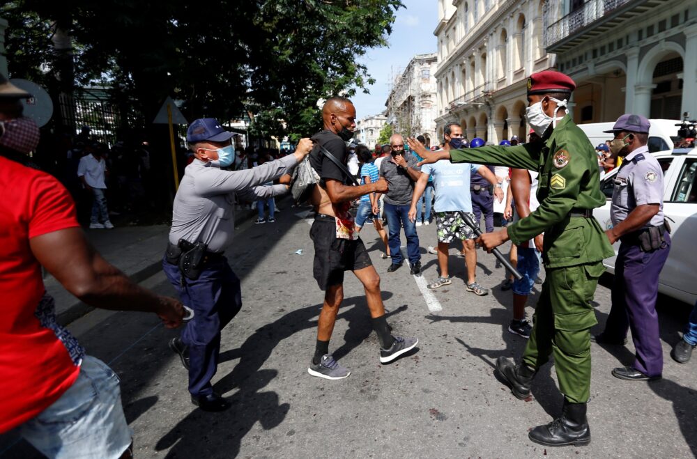 Policías arrestan a un hombre cuando personas se manifiestan, el 11 de julio de 2021, en una calle en La Habana (EFE/Ernesto Mastrascusa/Archivo)