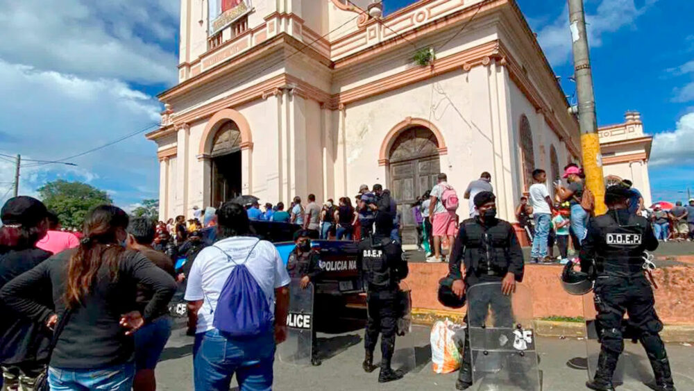 El obispo de la diócesis de León y Chinandega, Socrates René Sandigo, manifestó a través de un audio que la autoridad policial solo autorizó realizar los viacrucis a lo interno o en el atrio de las parroquias, pero no en las calles.