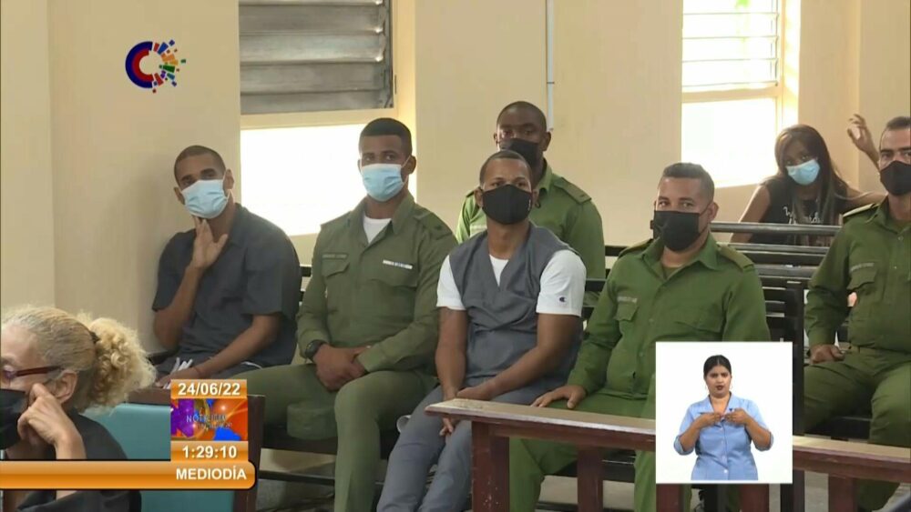 Una captura de video del juicio al que fueron sometidos Luis Manuel Otero Alcántara, condenado a cinco años de prisión, y Maykel Osorbo, coautor del polémico tema 