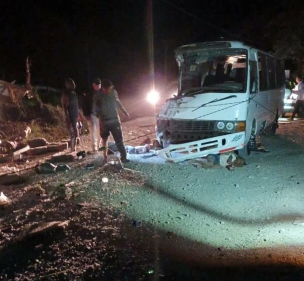 Uno d elos buses afctados en el accidente en el que murieron 33 migrantes en Panamá