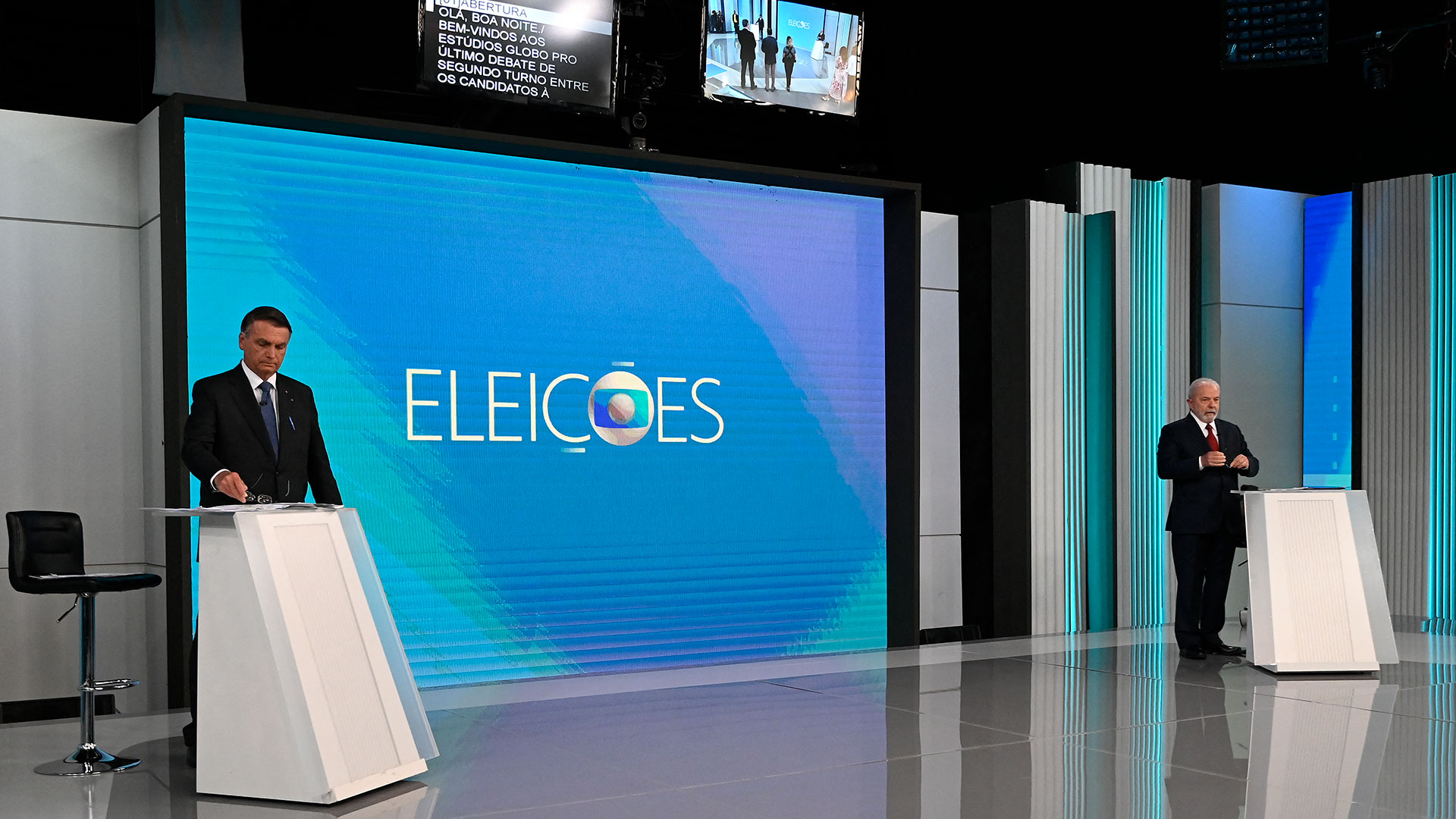 Los últimos candidatos a presidente de Brasil, Jair Bolsonaro y Luiz Inacio Lula da Silva, se preparan antes del inicio del debate televisivo en el estudio de Globo TV en Río de Janeiro, Brasil, el 28 de octubre de 2022. (Foto de MAURO PIMENTEL / AFP)
