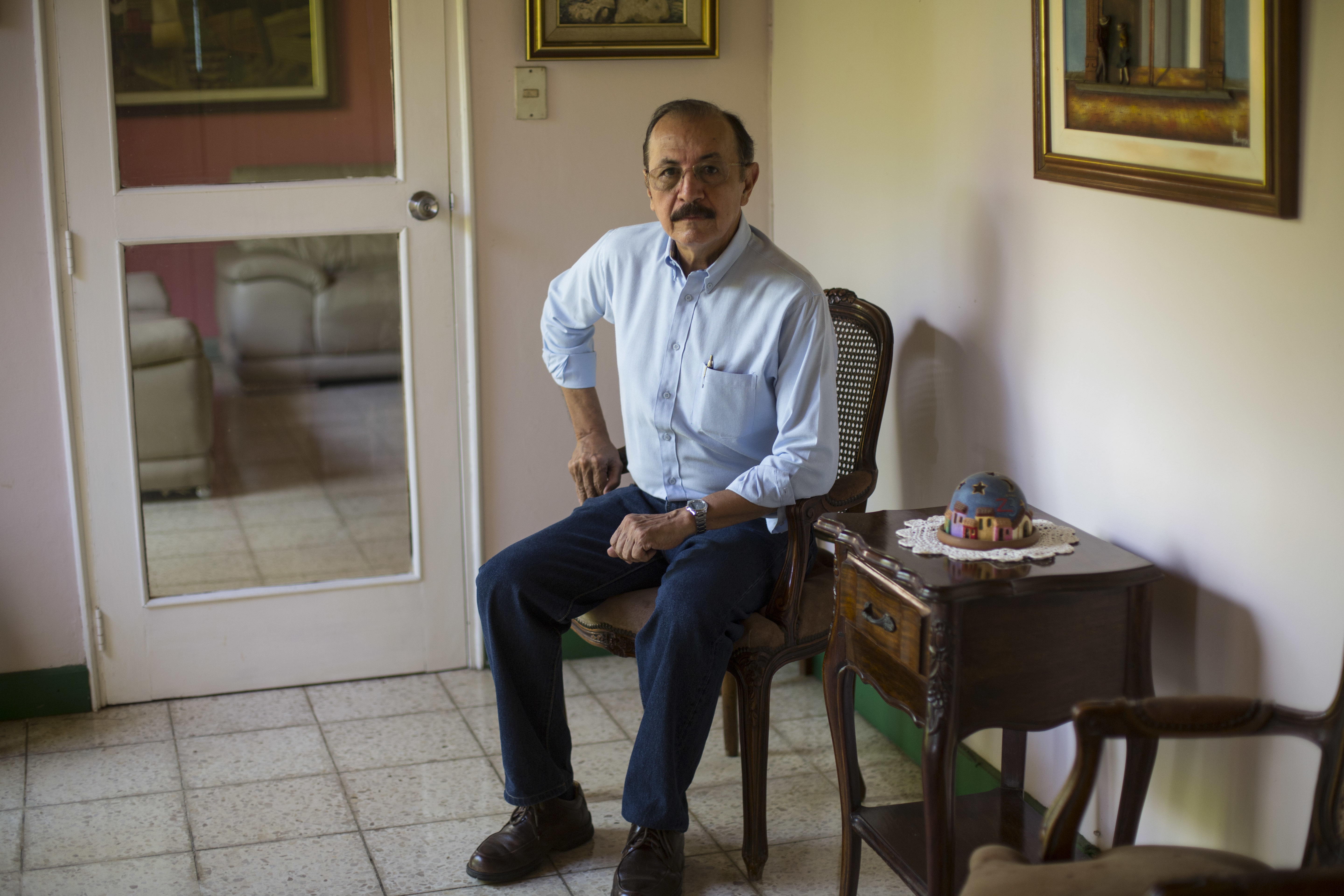 ARCHIVO - El general sandinista retirado Hugo Torres posa para un retrato en su casa en Managua, Nicaragua, el 2 de mayo de 2018. Torres, un ex líder guerrillero sandinista que una vez dirigió una redada que ayudó a liberar al entonces rebelde y ahora presidente Daniel Ortega de prisión en la década de 1970, murió en una celda de Nicaragua el 12 de febrero de 2022 mientras esperaba el juicio. Tenía 73 años. (Foto AP/Moisés Castillo, Archivo)