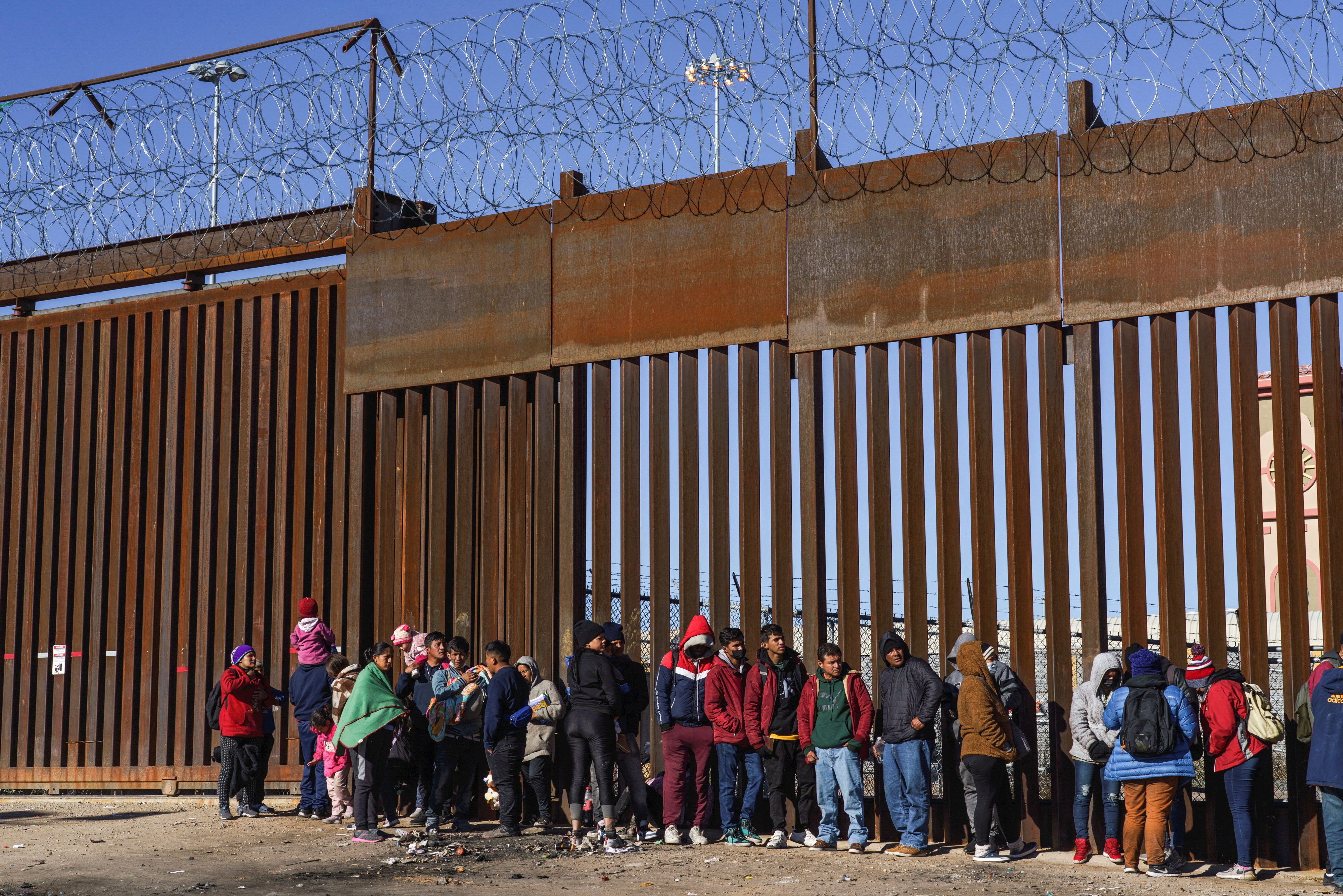 Migrantes de distintas nacionalidades intentan ingresar a los Estados Unidos, en El Paso, Texas. (REUTERS/Paul Ratje)