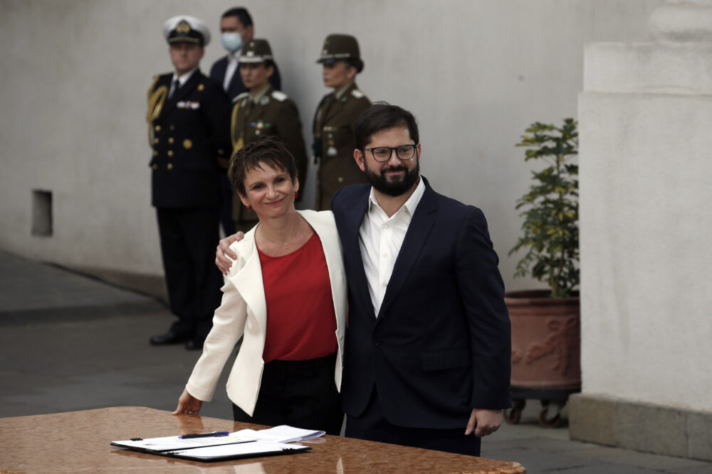 El presidente Boric y su ministra de Interior, Carolina Toha (AP Foto/Luis Hidalgo, Archivo)